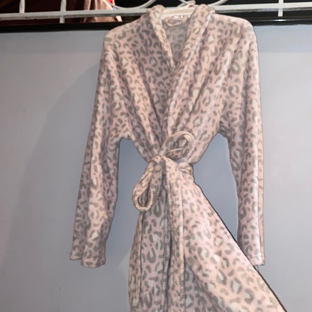 ULTA BEAUTY | CHEETAH PLUSH BATHROBE | PINK & GREY